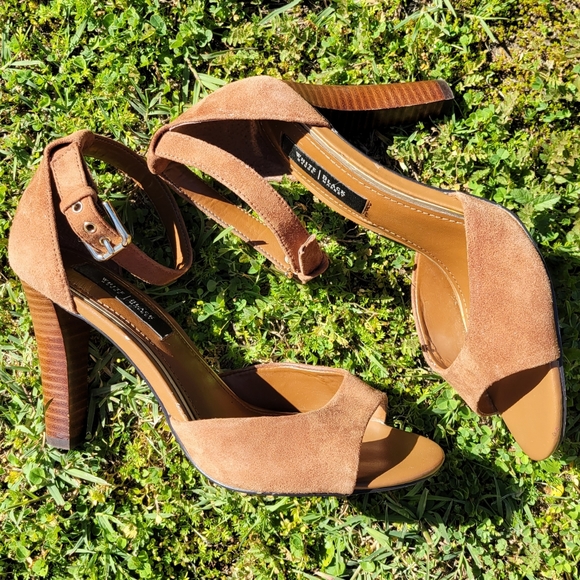 White House Black Market Shoes - White House Black Market Tan Brown shoes with wood heels size 7.5